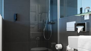 Dusche, kostenlose Toilettenartikel, Haartrockner, Handtücher