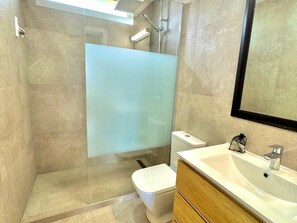 Badewanne, Haartrockner, Handtücher