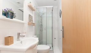 Douche, sèche-cheveux, serviettes fournies, shampoing