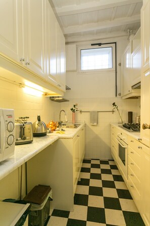 Microondas, horno, parrilla de estufa y lavavajillas 