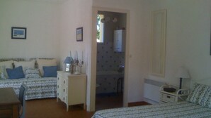 A bedroom with two beds, a dresser, and a small kitchenette. - Villa in wooded park 3 bedrooms / sleeps 7 (La Tremblade)