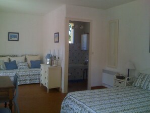 3 chambres, fer et planche à repasser, lit parapluie