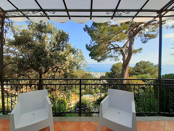 Property grounds - Delightful beachfront villa surrounded by the peaceful pine forest of Andora (andora)