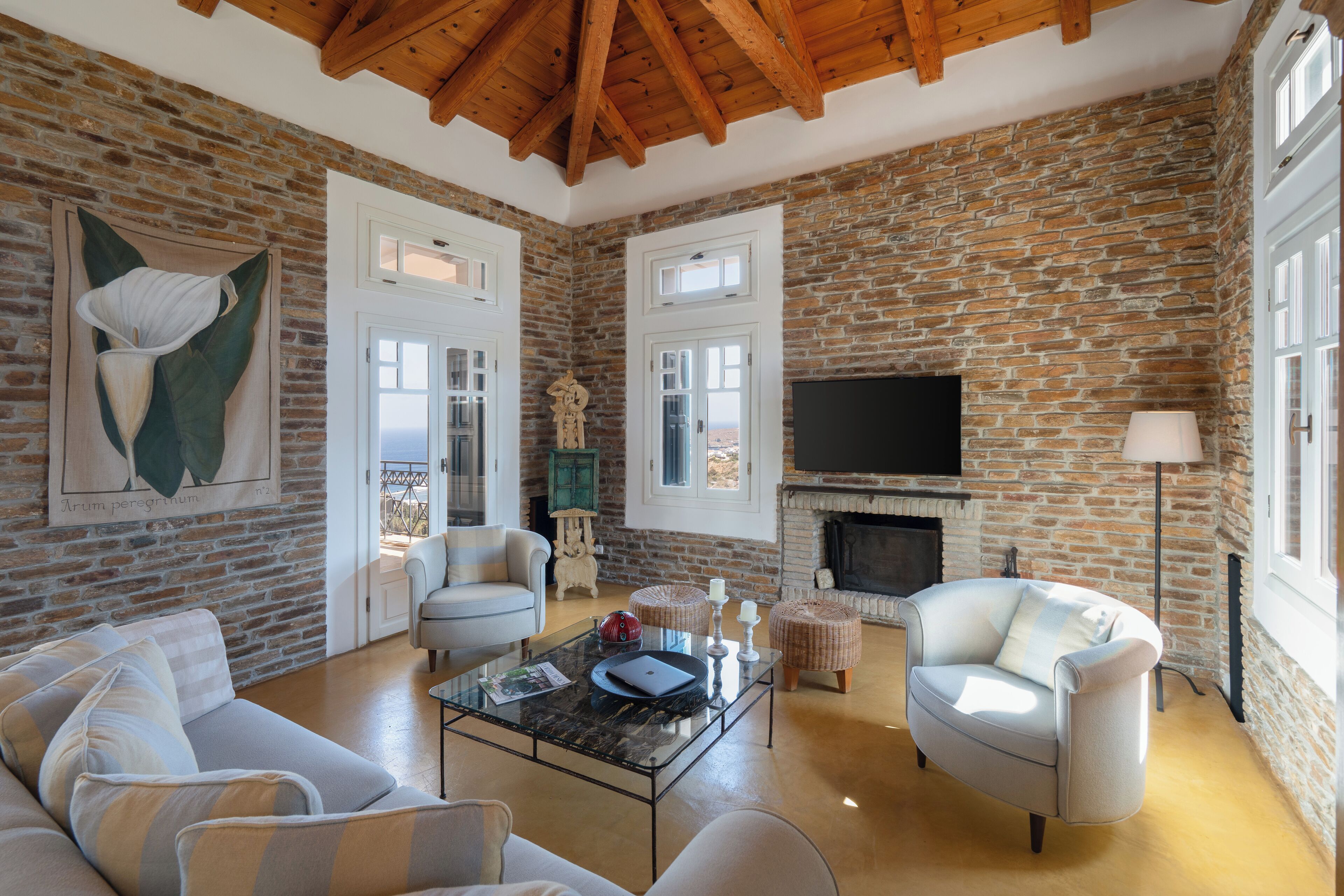 Smart TV, lareira, DVD player, biblioteca musical