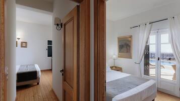 6 habitaciones, tabla de planchar con plancha, cuna de viaje y wifi