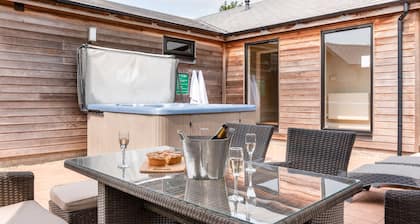 Hillside Lodge - sleeps 4/10 with wood burner and private hot tub