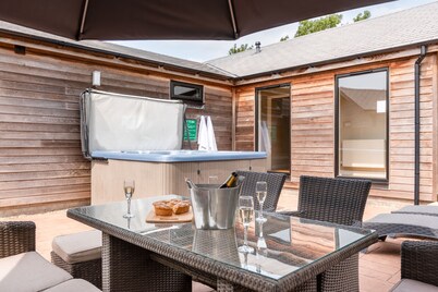 Hillside Lodge - sleeps 4/10 with wood burner and private hot tub