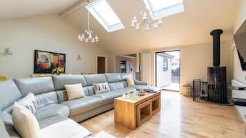 Smart TV, fireplace, DVD player