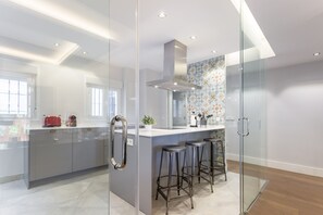 Réfrigérateur, micro-ondes, four, lave-vaisselle