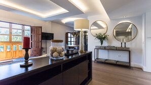 Una cucina moderna con un piano di lavoro scuro, una candela rossa e un vasetto decorativo.