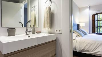 2 slaapkamers, een strijkplank/strijkijzer, wifi, beddengoed