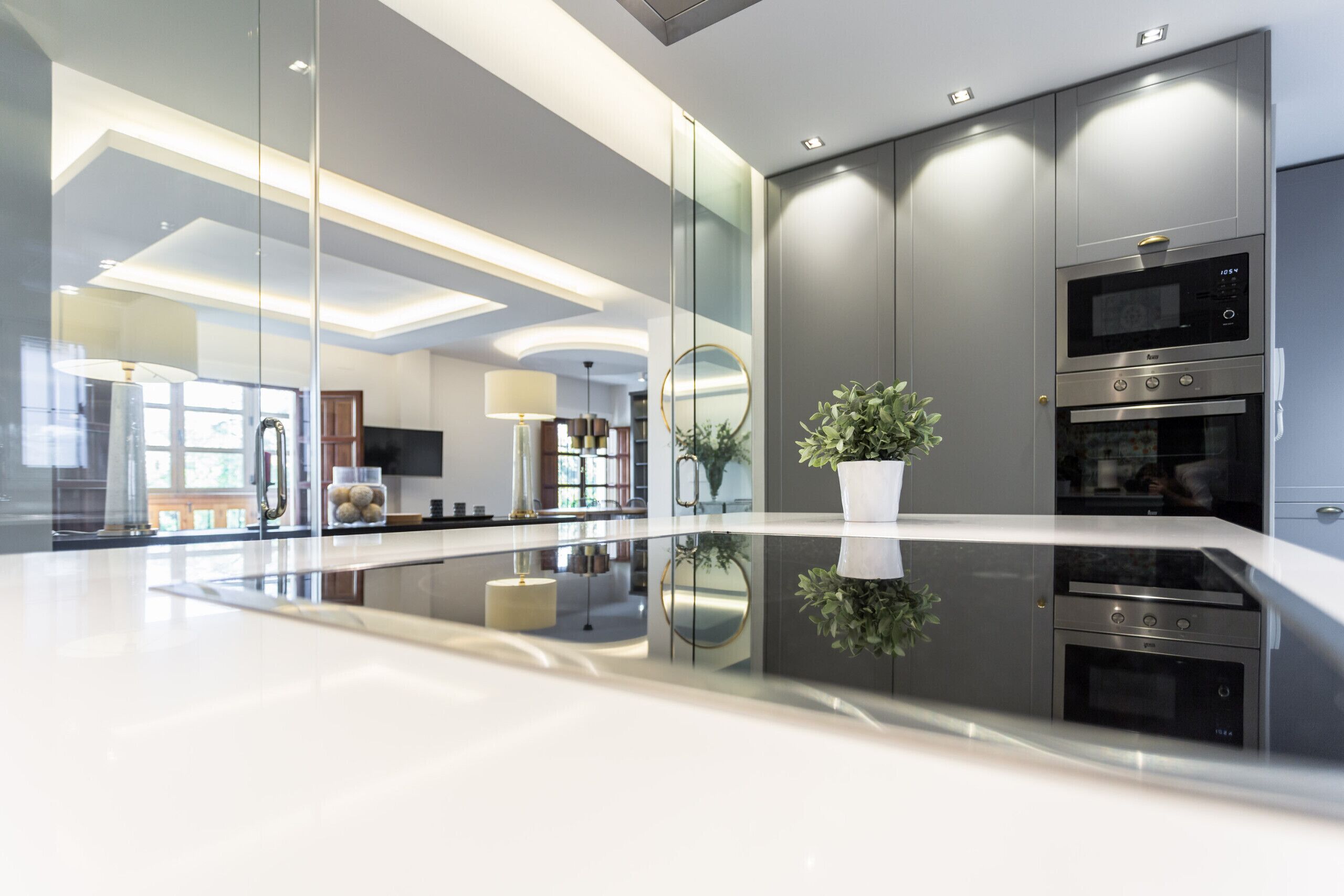 Refrigerador, microondas, horno y lavavajillas 