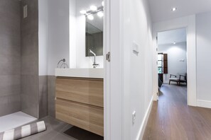 Regadera, secadora de cabello, toallas 