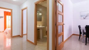 Hotellihuone, jossa on kylpyhuone, ruokailutila ja näkymä ulos.