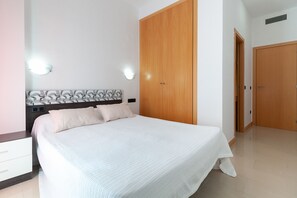 3 chambres, fer et planche à repasser, Wi-Fi gratuit, draps fournis