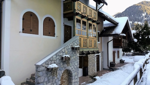 Canazei - apartment with fireplace and private garage, excellent location, WI_FI