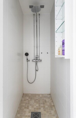 Studio Ville, 1 grand lit, vue sur la ville | Salle de bain | Douche, articles de toilette (gratuits), séchoir à cheveux