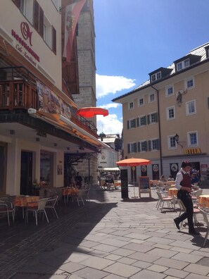 Outdoor dining - Modern, spacious apartment - 250m from town centre, 300m from ski lifts (Zell am See)