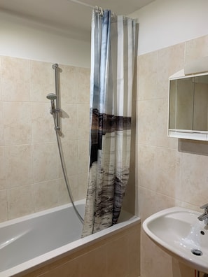 Combined shower/tub, hair dryer, towels