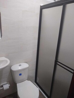 Shower, rainfall showerhead, free toiletries, towels