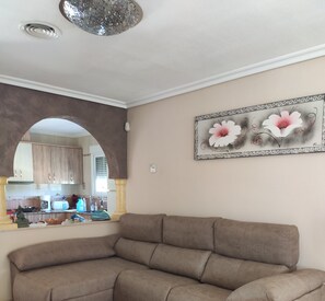 TV, caminetto, lettore DVD, impianto stereo