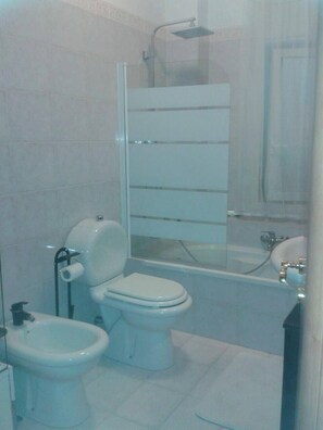 Jetted bath, rainfall showerhead, free toiletries, hair dryer