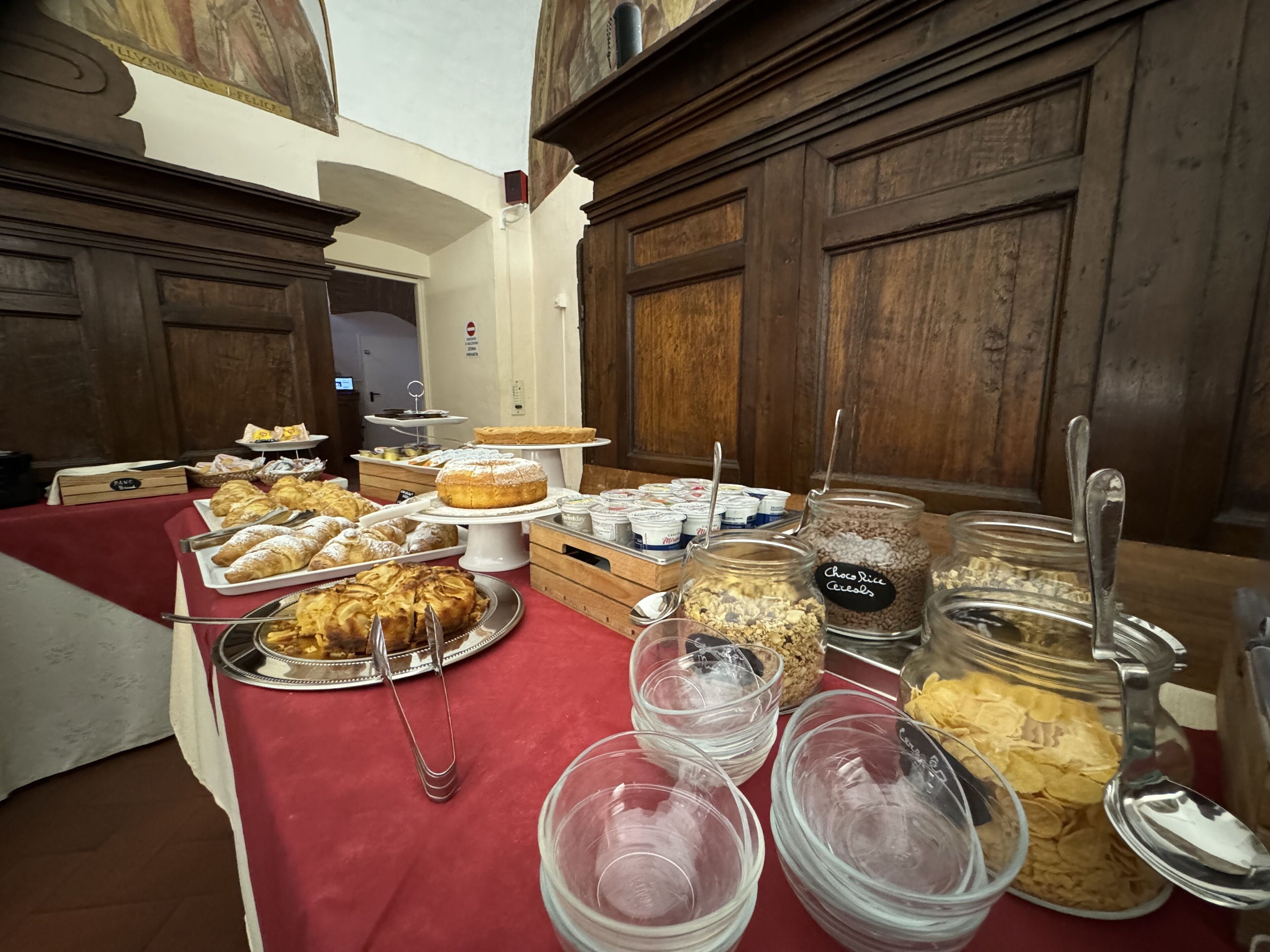 Ein reichhaltiges Buffet mit verschiedenen Speisen und Geschirr.