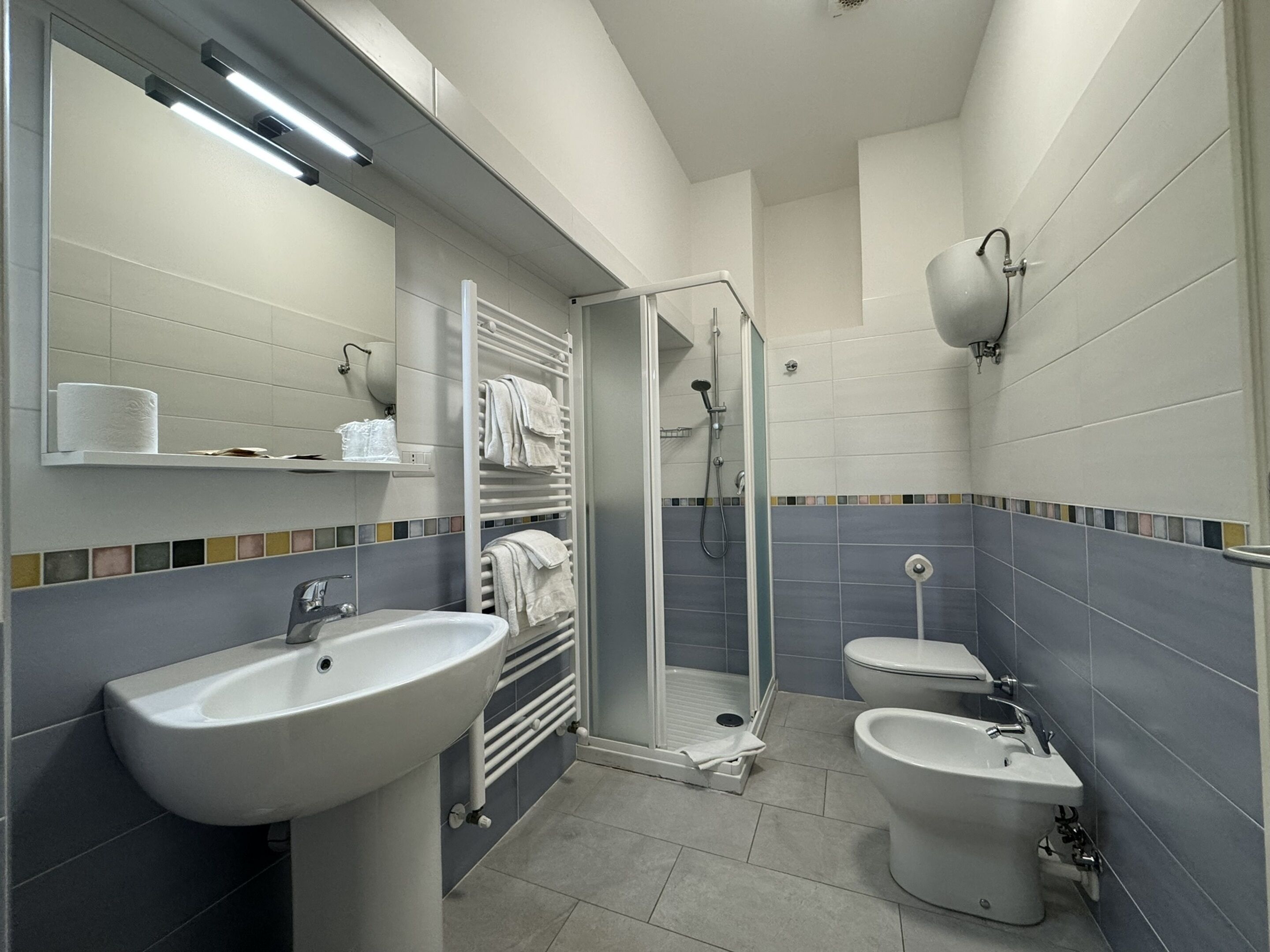 Une salle de bain moderne équipée d’un lavabo, d’un bidet et d’une douche.
