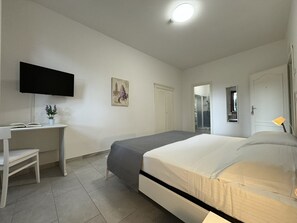Habitación doble superior, vista al jardín | Escritorio, wifi gratis y ropa de cama 
