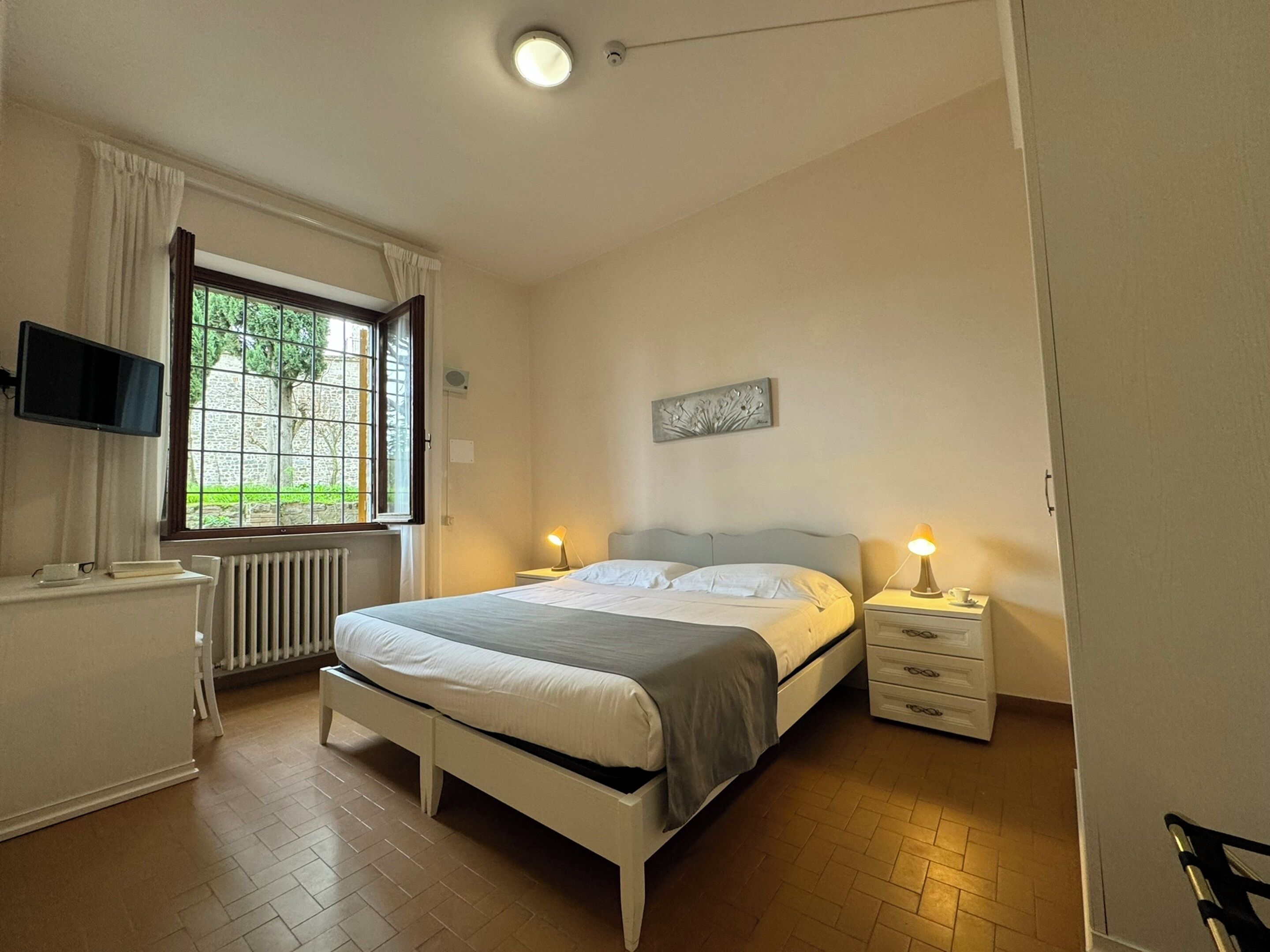 Escritorio, wifi gratis y ropa de cama 