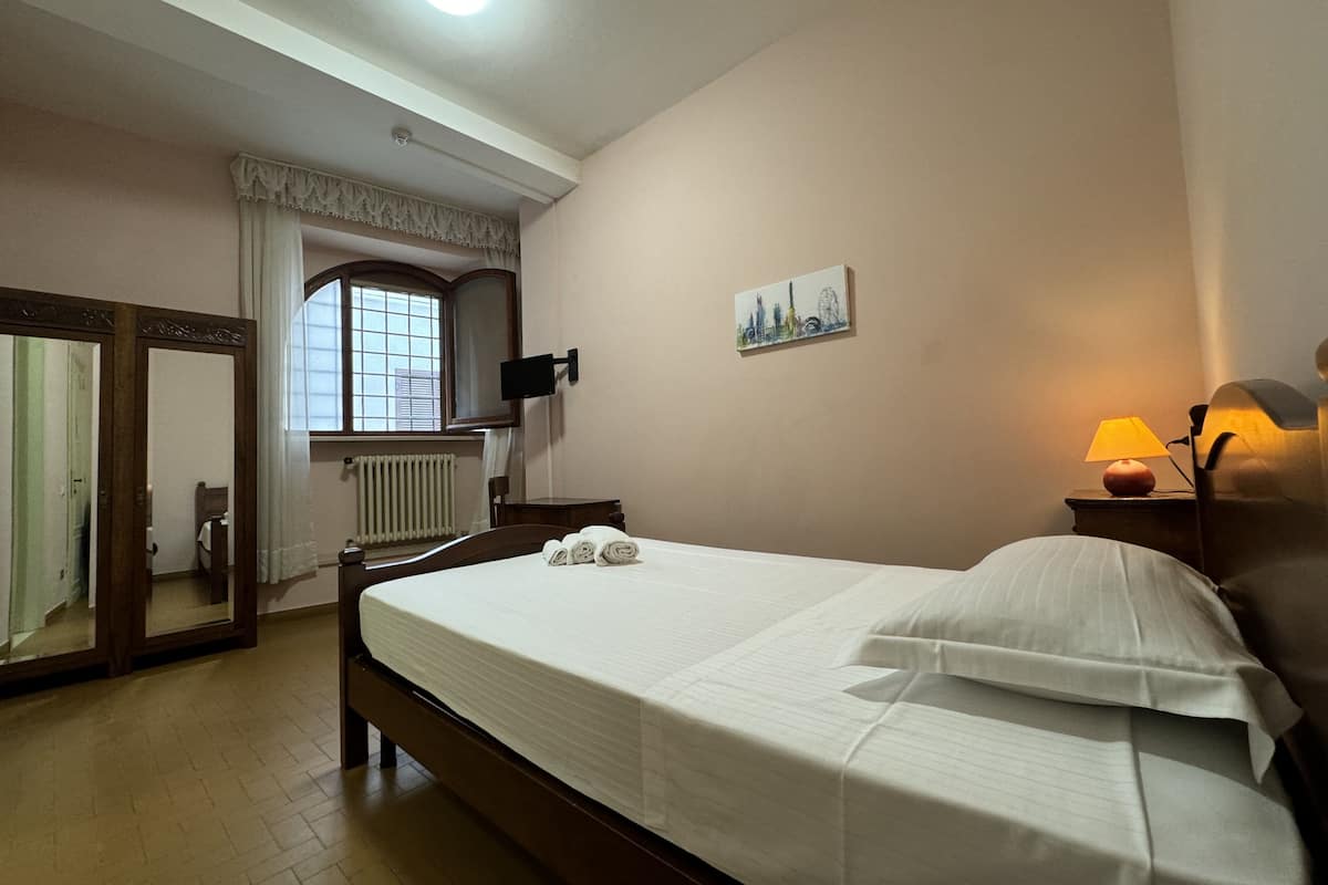 Comfort Single Room | 2 bedrooms, desk, free WiFi, bed sheets