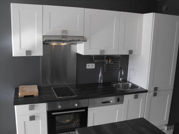 Réfrigérateur, four à micro-ondes, un four, surface de cuisson
