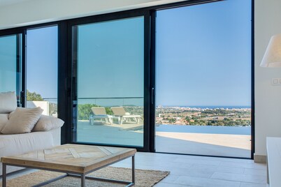 Villa with views of the Mediterranean Sea. Infinity pool.