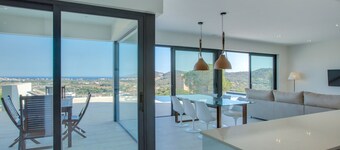 Villa avec vue panoramique sur mer et village, piscine à débordement