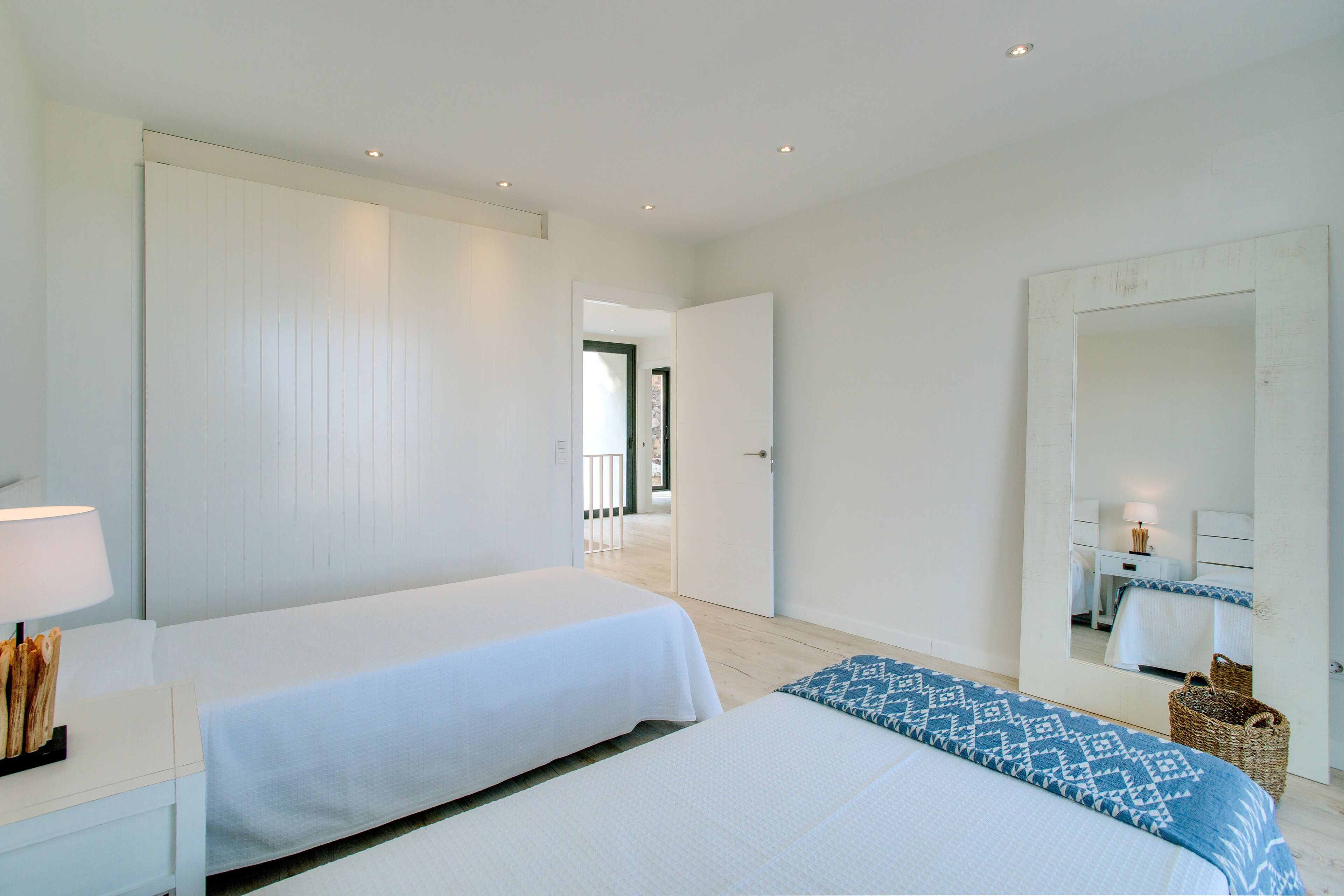 3 عدّة غرف نوم وخزنة داخل الغرفة ومكواة/لوح كي وسرير سفر