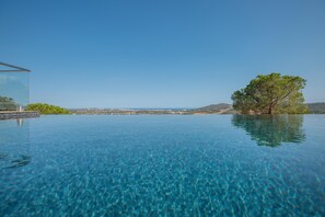 Pool - Villa with views of the Mediterranean Sea. Infinity pool. (Calonge)