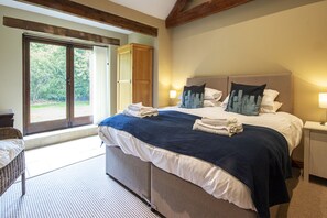 2 bedrooms, iron/ironing board, WiFi, bed sheets - Lovely Cotswolds farm house on an award winning vineyard with stunning views (South Woodchester)