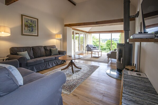 Smart TV, fireplace - Lovely Cotswolds farm house on an award winning vineyard with stunning views (South Woodchester)