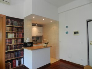 Fridge, microwave, stovetop, coffee/tea maker - Two bedroom apartment in Rome with swimming pool - San Pietro / Vaticano (Roma)