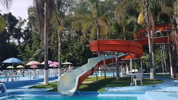 5 outdoor pools, sun loungers