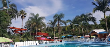 5 piscinas al aire libre, sillones reclinables de piscina