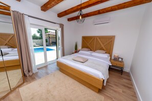 4 bedrooms, iron/ironing board, free WiFi, bed sheets