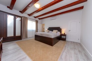 4 soverom, strykejern/-brett, wi-fi (inkludert) og sengetøy