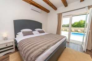 4 bedrooms, iron/ironing board, free WiFi, bed sheets