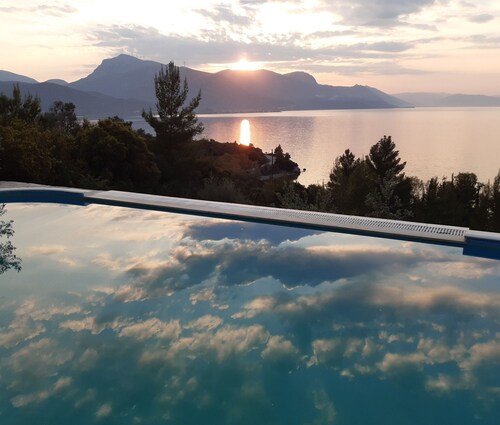 A modern villa in a unique setting with stunning views. The real Greece.