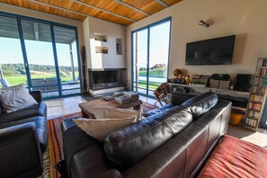 Smart TV, fireplace, DVD player, table tennis