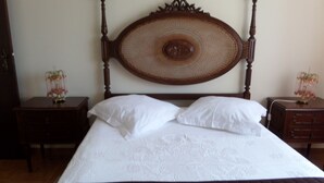 A neatly made bed with a wooden headboard, two white pillows, and a dark brown bedspread. - Rental House 12Om² - 8 people - Figueira da Foz (Buarcos)