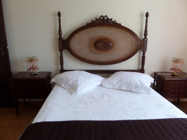 3 bedrooms, iron/ironing board, bed sheets