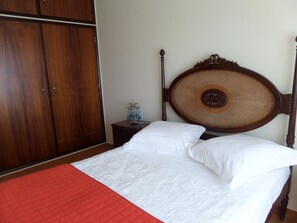3 bedrooms, iron/ironing board, bed sheets