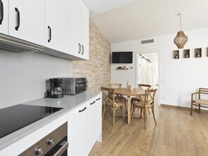 Kjøleskap, mikrobølgeovn, ovn og oppvaskmaskin